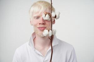 albinismo albino hombre en estudio vestido camiseta aislado en un blanco antecedentes. anormal desviaciones raro apariencia foto