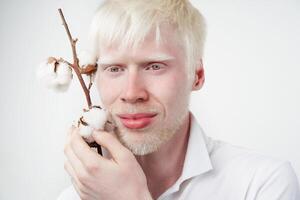 retrato de un albino hombre en estudio vestido camiseta aislado en un blanco antecedentes. anormal desviaciones raro apariencia foto