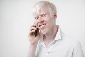 retrato de un albino hombre en estudio vestido camiseta aislado en un blanco antecedentes. anormal desviaciones raro apariencia foto