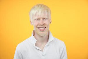 retrato de un albino hombre en estudio vestido camiseta aislado en un amarillo antecedentes. anormal desviaciones raro apariencia foto