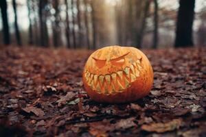 Víspera de Todos los Santos Jack-o-lantern con antropomórfico sonriente cara en otoño hojas al aire libre foto