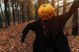 retrato de un de miedo linterna jack con un calabaza en su cabeza. Víspera de Todos los Santos leyenda. foto