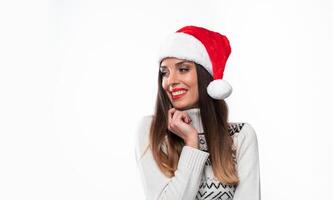 cerca arriba retrato hermoso caucásico mujer en rojo Papa Noel sombrero en blanco estudio antecedentes. Navidad y nuevo año fiesta concepto. foto