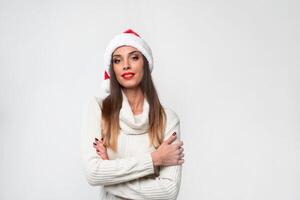 cerca arriba retrato hermoso caucásico mujer en rojo Papa Noel sombrero en blanco estudio antecedentes. Navidad y nuevo año fiesta concepto. foto