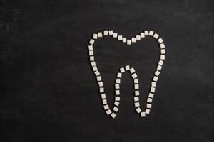 azúcar destruir diente esmalte Guías diente decaer azúcar cubitos formar diente en negro antecedentes foto