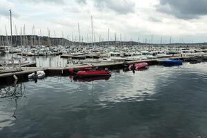 morgat, Francia 29 mayo 2018 panorámico al aire libre ver de sete centro de deportes acuáticos muchos pequeño barcos y yates alineado en el puerto. calma agua y azul nublado cielo. foto