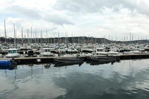 morgat, Francia 29 mayo 2018 panorámico al aire libre ver de sete centro de deportes acuáticos muchos pequeño barcos y yates alineado en el puerto. calma agua y azul nublado cielo. foto