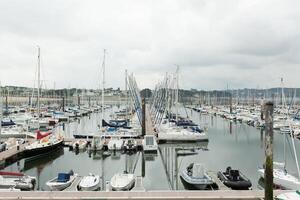 morgat, Francia 29 mayo 2018 panorámico al aire libre ver de sete centro de deportes acuáticos muchos pequeño barcos y yates alineado en el puerto. calma agua y azul nublado cielo. foto