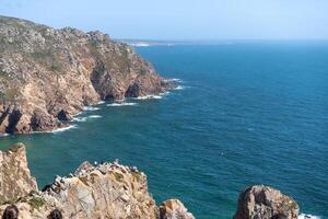 atlántico Oceano ver con acantilado. ver de atlántico costa a Portugal, cabo da roca. verano día foto