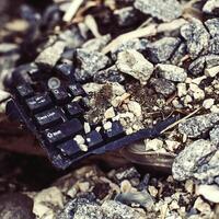 Clásico imagen sobre roto teclado en el basura foto