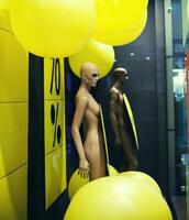 maniquí en un tienda ventana con descuento rebaja foto