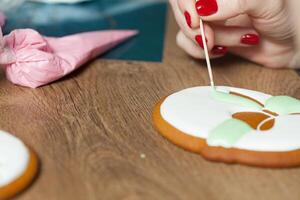 horneando, dibujar en horneando, patrones Pascua de Resurrección pan de jengibre foto