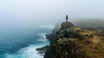 ai generado determinado figura abraza incertidumbre en rocoso acantilado con vista a turbulento Oceano foto