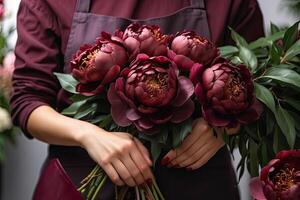 ai generado un hembra florista recoge un ramo de flores de piones- Fresco cortar flores en cajas y floreros en un almacén y bastidores para venta, entrega para el día festivo. primavera, marzo 8, De las mujeres día, cumpleaños. foto