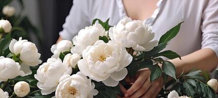 ai generado un hembra florista recoge un ramo de flores de piones- Fresco cortar flores en cajas y floreros en un almacén y bastidores para venta, entrega para el día festivo. primavera, marzo 8, De las mujeres día, cumpleaños. foto