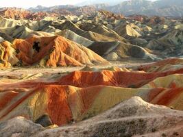 increíble paisaje de China montañas y azul cielo antecedentes en puesta de sol. zhangye danxia nacional geoparque, Gansu, porcelana. vistoso paisaje, arco iris sierras, raro de colores rocas, arenisca erosión foto