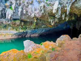 dentro el cueva con vistoso karst formación foto