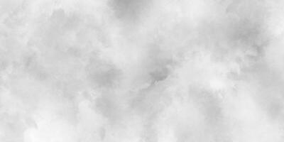 grunge nubes o niebla tóxica textura con manchas, blanco nublado cielo o Cloudscape o niebla, negro y blanco degradado acuarela antecedentes. foto