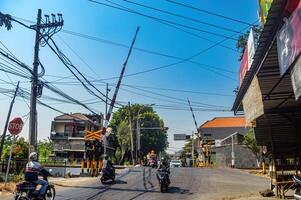 el atmósfera a un tren cruce en el Mañana cuando tráfico es ocupado, Indonesia, 28 octubre 2023. foto