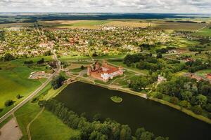 ver desde el altura de el mir castillo en bielorrusia y el parque en un verano dia.belarus foto