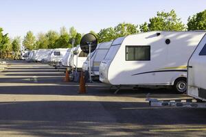 remolques o caravanas en el terreno de camping o lugar para acampar. viaje o viaje antecedentes foto