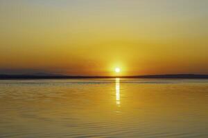 puesta de sol vista. puesta de sol terminado el lago. tranquilidad antecedentes foto