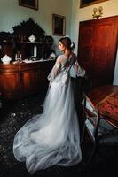 un novia en ropa interior y un blanco túnica en el interior de un villa en Italia a un boda.mañana de el novia en toscana.boudoir foto sesión a el villa.