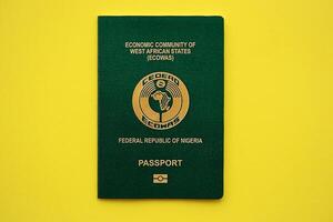 verde nigeriano pasaporte en amarillo antecedentes cerca arriba foto