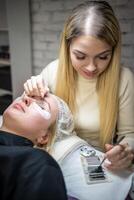 pestaña extensión procedimiento en belleza salón. latigazos cerca arriba. concepto spa latigazo. foto