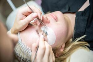 pestaña extensión procedimiento en belleza salón. latigazos cerca arriba. concepto spa latigazo. foto