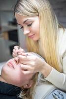 pestaña extensión procedimiento en belleza salón. latigazos cerca arriba. concepto spa latigazo. foto