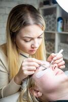 pestaña extensión procedimiento en belleza salón. latigazos cerca arriba. concepto spa latigazo. foto