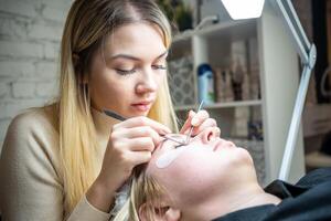 pestaña extensión procedimiento en belleza salón. latigazos cerca arriba. concepto spa latigazo. foto