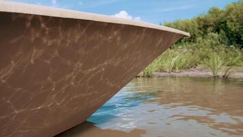 hermosa reflexión de el Dom desde el olas y ondas de agua en el bote. el barco es a el costa. hermosa modelo. ornamento. textura. resumen agua textura cubrir efecto, rayos de ligero . video