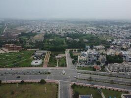 parte superior vista. areal ver de ciudad lahore en 2023-07-17 foto