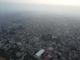 parte superior vista. areal ver de ciudad lahore en 2023-07-17 foto