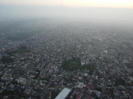 parte superior vista. areal ver de ciudad lahore en 2023-07-17 foto