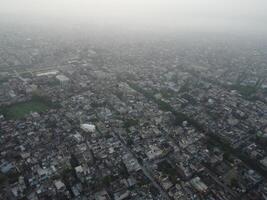 parte superior vista. areal ver de ciudad lahore en 2023-07-17 foto