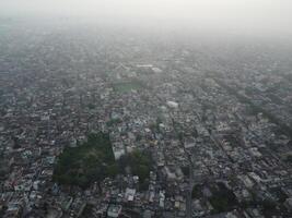 parte superior vista. areal ver de ciudad lahore en 2023-07-17 foto