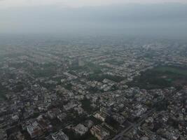 parte superior vista. areal ver de ciudad lahore en 2023-07-17 foto