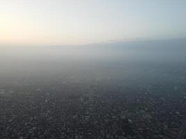 parte superior vista. areal ver de ciudad lahore en 2023-07-17 foto