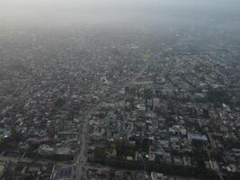 parte superior vista. areal ver de ciudad lahore en 2023-07-17 foto