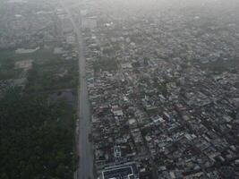 parte superior vista. areal ver de ciudad lahore en 2023-07-17 foto