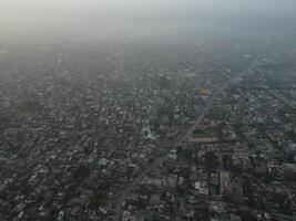 parte superior vista. areal ver de ciudad lahore en 2023-07-17 foto