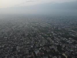 parte superior vista. areal ver de ciudad lahore en 2023-07-17 foto