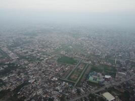 parte superior vista. areal ver de ciudad lahore en 2023-07-17 foto