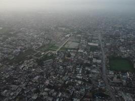 parte superior vista. areal ver de ciudad lahore en 2023-07-17 foto