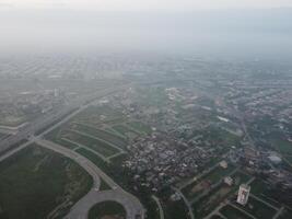 parte superior vista. areal ver de ciudad lahore en 2023-07-17 foto