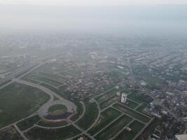 parte superior vista. areal ver de ciudad lahore en 2023-07-17 foto