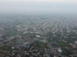 parte superior vista. areal ver de ciudad lahore en 2023-07-17 foto